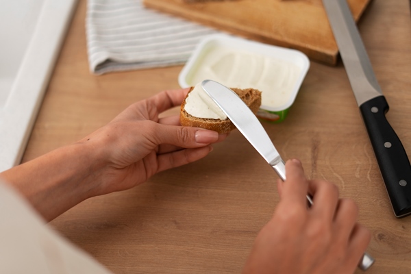close up on delicious fresh cheese - Хозяйке на заметку: виды кухонных ножей