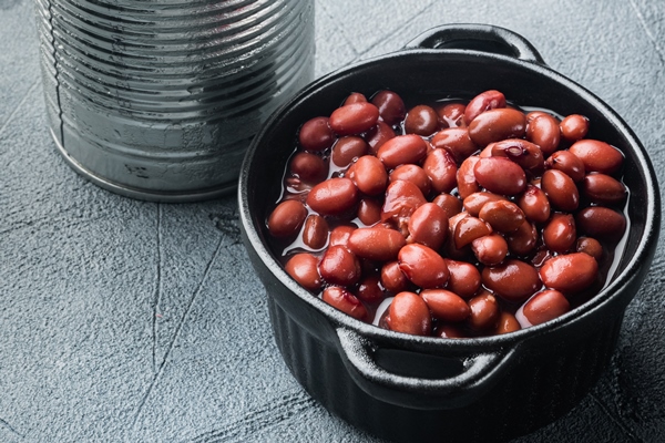 close up on japanese canned sweet red beans - Салат из красной фасоли с кукурузой и помидорами