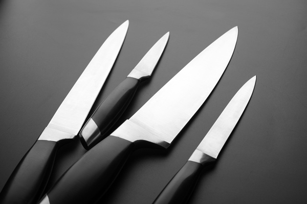 collection of kitchen knives on black - Хозяйке на заметку: виды кухонных ножей