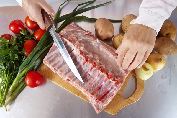 cook hands with raw meat - Хозяйке на заметку: виды кухонных ножей