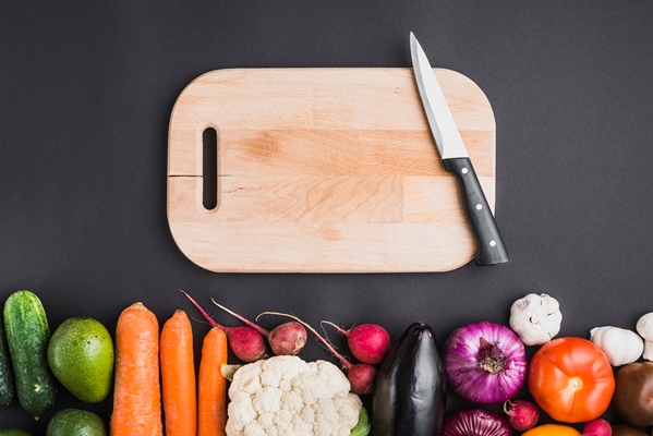 cutting board and knife near vegetables - Хозяйке на заметку: виды кухонных ножей