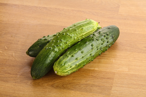fersh juicy green cucumbers heap - Бутерброд "Лягушонок" с авокадо и овощами