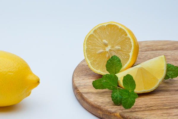 fresh lemons with leaves on white and cutting board - Кёнигсбергские клопсы, постный стол