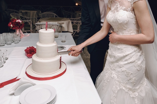 gorgeous stylish happy bride and elegant groom cutting delicious wedding cake on the background of restaurant 1 - Хозяйке на заметку: виды кухонных ножей