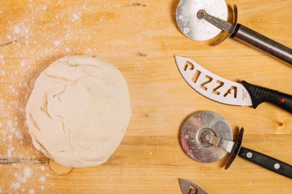 pizza cutters and knives near dough - Хозяйке на заметку: виды кухонных ножей