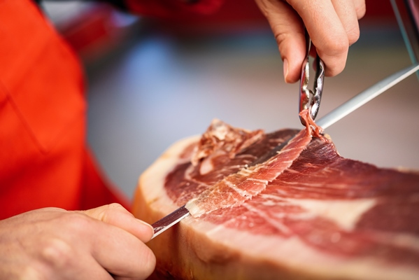 professional cutter carving slices from a whole bone in serrano ham - Хозяйке на заметку: виды кухонных ножей