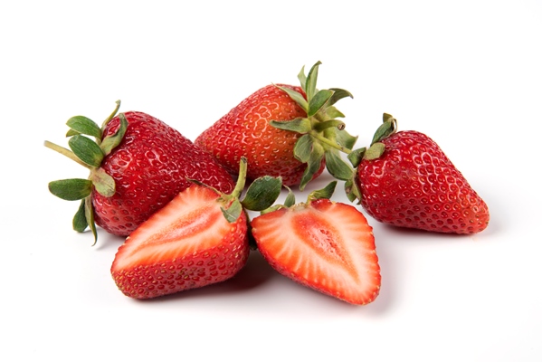 red fresh strawberries with green leaves - Тосты для детей на завтрак