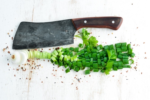 slice green onions on a wooden table fresh vegetables top view free space for - Хозяйке на заметку: виды кухонных ножей