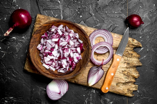 sliced red onion in bowl and onion rings on cutting board with knife - Кёнигсбергские клопсы, постный стол