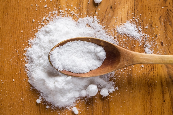 spoon and heap of salt on the table 2 - Овощные бульонные кубики