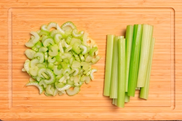 stems of fresh juicy celery are sliced - Сухой овощной бульон
