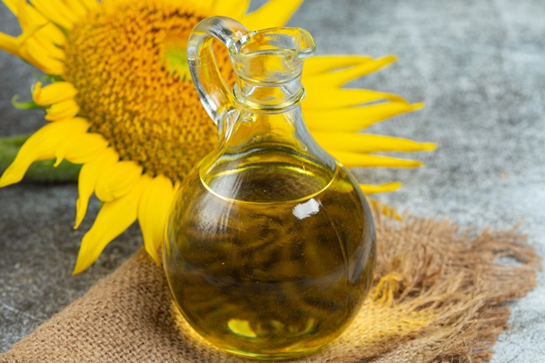 sunflower oil on the table - Овощной салат с редисом и пекинской капустой