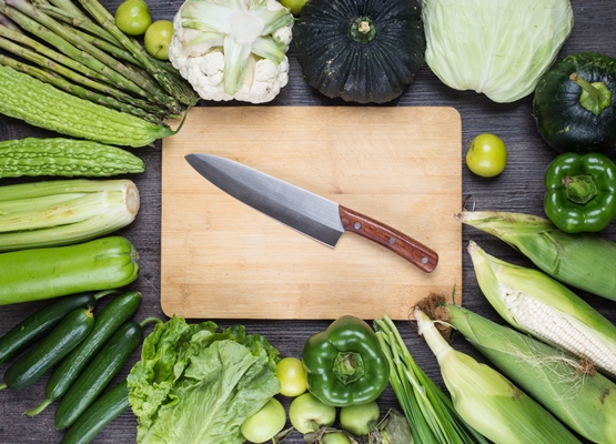 table with green vegetables and knife - Хозяйке на заметку: виды кухонных ножей