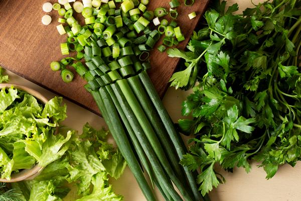 top view green vegetables assortment 1 - Овощной салат с редисом и пекинской капустой