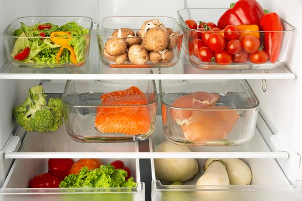 arrangement of different foods organized in the fridge - Организация правильного питания детей