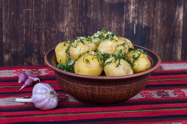 boiled potatoes with dill and garlic in butter on a plate close up - Православная поминальная трапеза