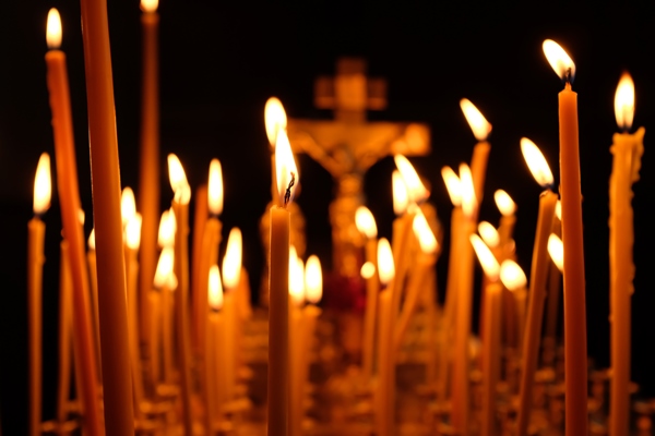 burning candles in the orthodox church christian faith - Православная поминальная трапеза