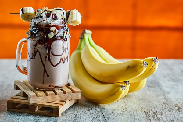 chocolate smoothie with choco syrup and branch of bananas - Горячий банановый раф