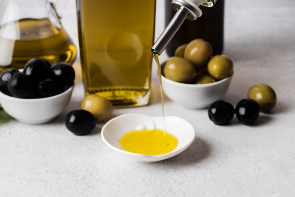 close up assortment of organic olives and oil - Постная салатная заправка из оливкового масла с пряными травами и мёдом