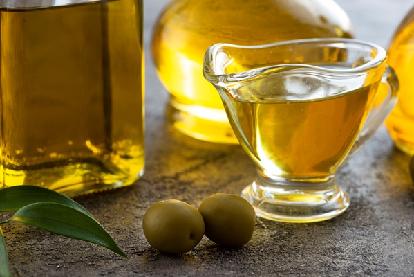 close up cup of olive oil and green olives - Салатная заправка с бальзамическим уксусом и горчицей