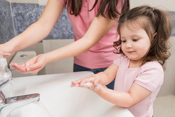 close up little girl washing hands - Организация правильного питания детей