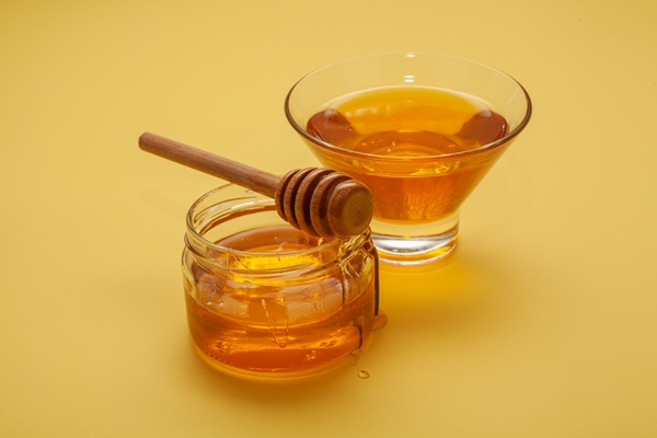 close up variety of honey bowls - Горячий напиток с розмарином