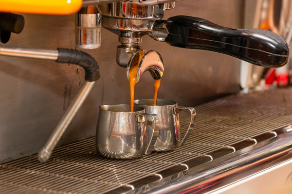 coffee extraction from professional coffee machine high quality photo - Пряный Флэт Уайт