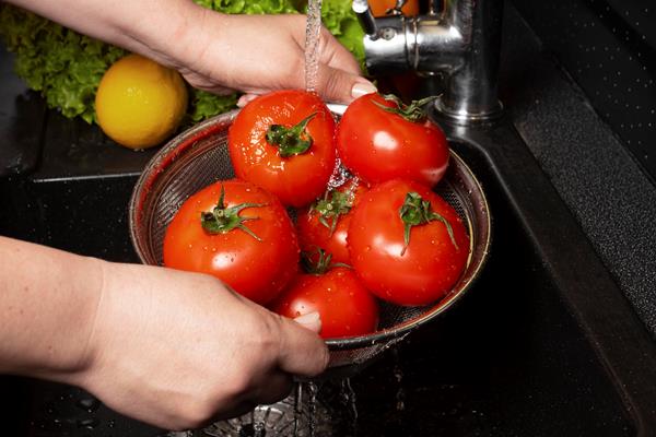 composition of healthy food being washed - Салат из свежих помидоров и огурцов (школьное питание)