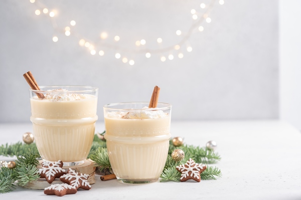 eggnog traditional christmas drink spiced eggmilk cocktail - Белый горячий шоколад