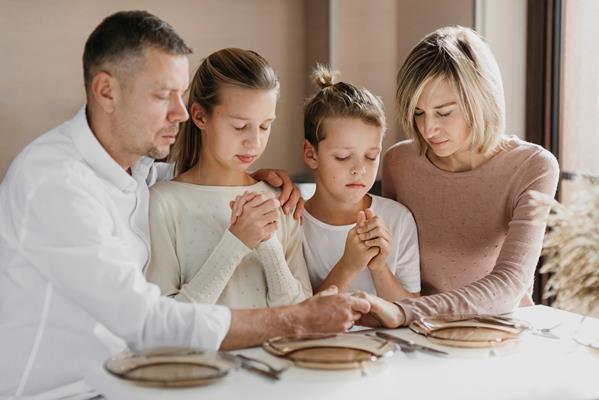 family praying together before eating - Православная поминальная трапеза