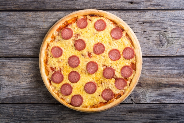 food background italian pizza pepperoni with salami - Быстрая пицца в микроволновке