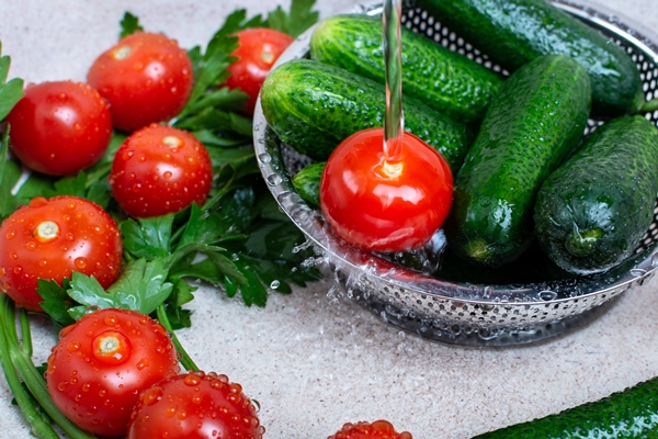fresh cucumbers and tomatoes in a sink - Огурцы, помидоры, перец болгарский в нарезке (школьное питание)