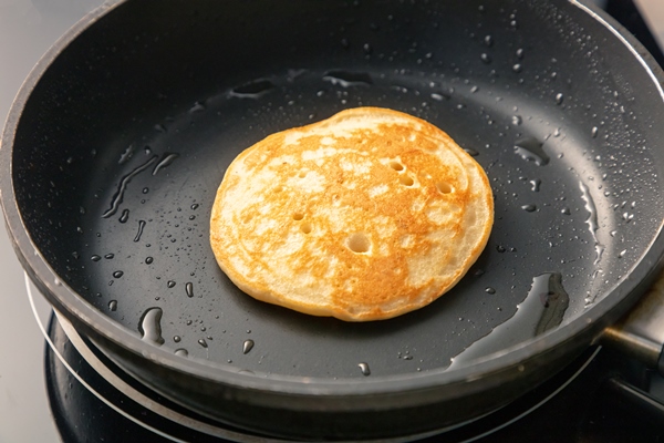 freshly baked pancake on a oily pan - Организация правильного питания детей
