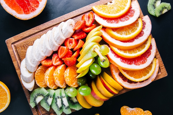 fruit platter with mixed sliced fruits - Православная поминальная трапеза