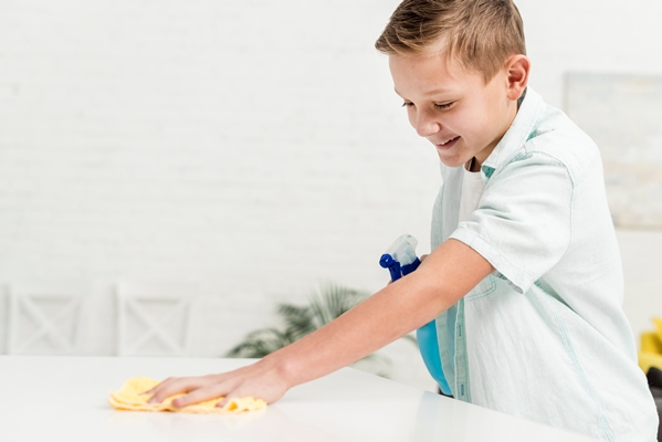 happy boy cleaning with rag - Организация правильного питания детей