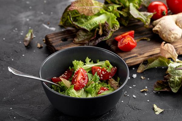 high angle fresh salad in dark bowl - Салатная заправка с кунжутом и маком