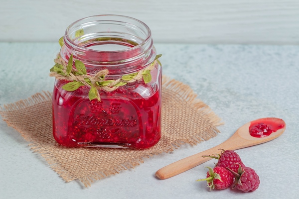 homemade jam and fresh raspberry on grey surface - Горячий напиток с розмарином