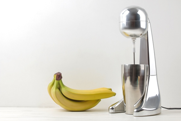 making a milkshake mixer for milkshake and bananas free space - Горячий банановый раф