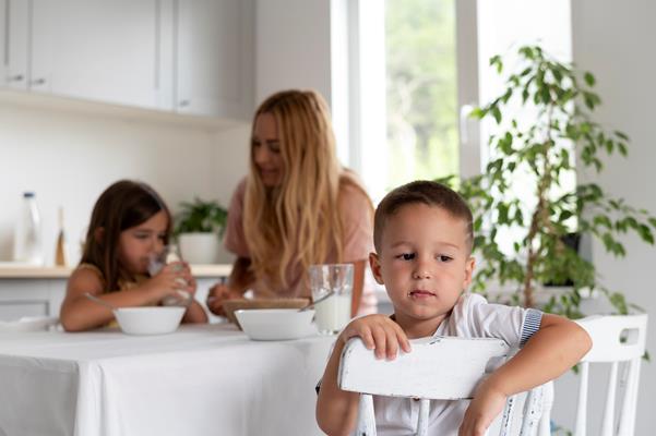 parent spending quality time with their children - Организация правильного питания детей
