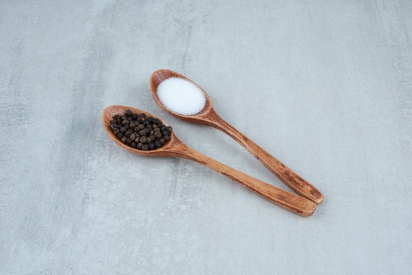 salt and pepper grains on wooden spoons - Финиковый латте