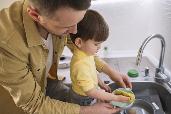 sideways father and son washing the dishes - Организация правильного питания детей