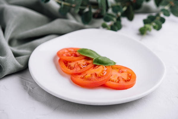 sliced red tomatoes and basil leaves - Огурцы, помидоры, перец болгарский в нарезке (школьное питание)