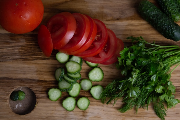 sliced tomatoes and cucumbers in the kitchen close up - Огурцы, помидоры, перец болгарский в нарезке (школьное питание)