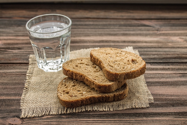 slices of rye bread on a wooden background - Православная поминальная трапеза