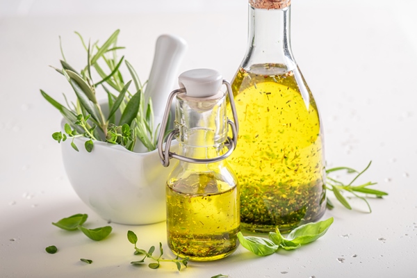 tasty and healthy oil as a source of healthy fat - Постная салатная заправка из оливкового масла с пряными травами и мёдом