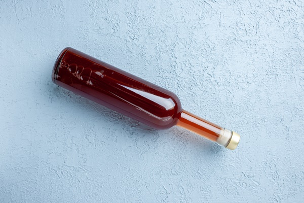 top view apple vinegar in bottle on white background juice color photo red fresh drink sour food - Апельсиновая салатная заправка