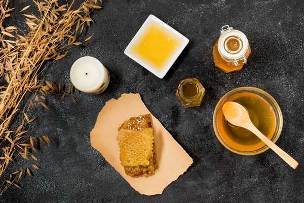 top view honey containers with honeycomb - Постная салатная заправка из оливкового масла с пряными травами и мёдом
