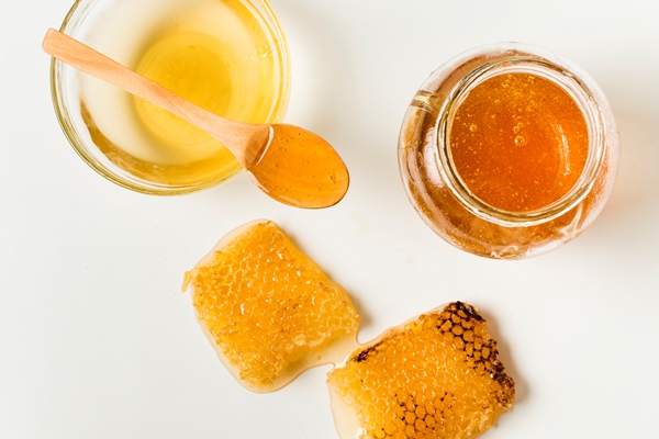 top view honey jars - Салатная заправка с бальзамическим уксусом и горчицей