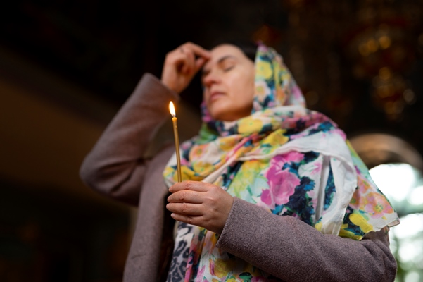 woman praying in church for religious pilgrimage - Православная поминальная трапеза
