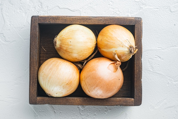 close up on fesh ripe whole onions - Свекольная икра (школьное питание)